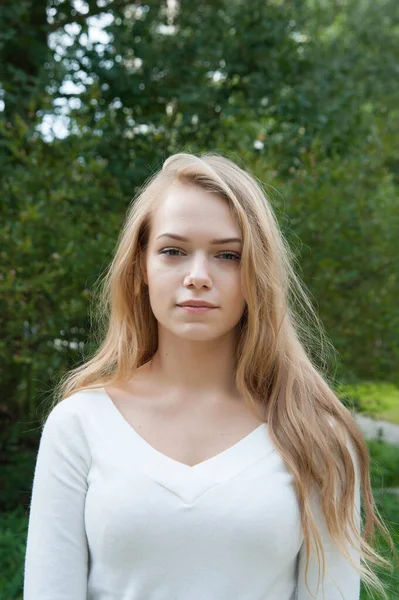 Mädchen mit weißen Haaren im Sommer draußen — Stockfoto