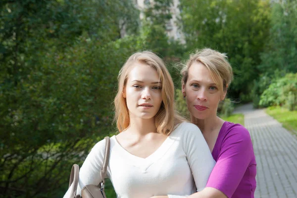 Due amiche ridono per strada — Foto Stock