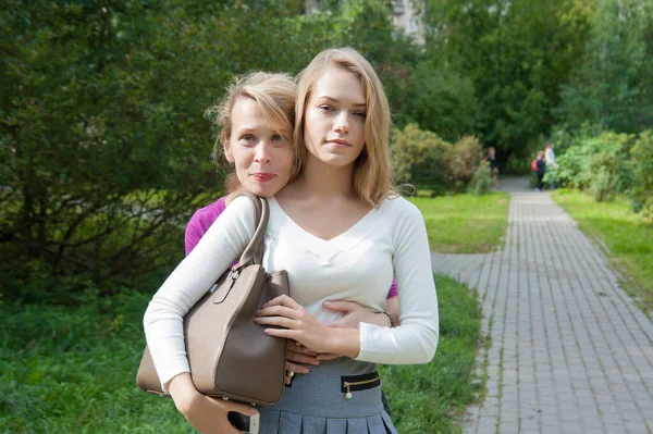 Twee vriendinnen lachen op straat — Stockfoto