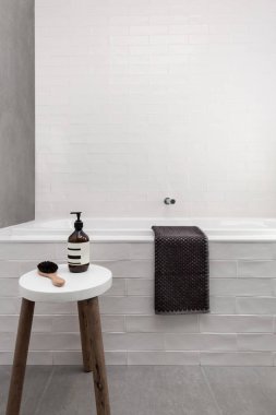 Beyaz banyo hob ve dışkı 