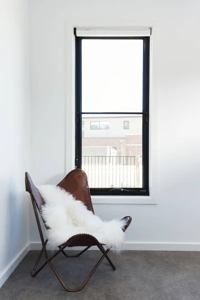 Carino sedia in pelle con tappeto in pelle di pecora lancio — Foto Stock