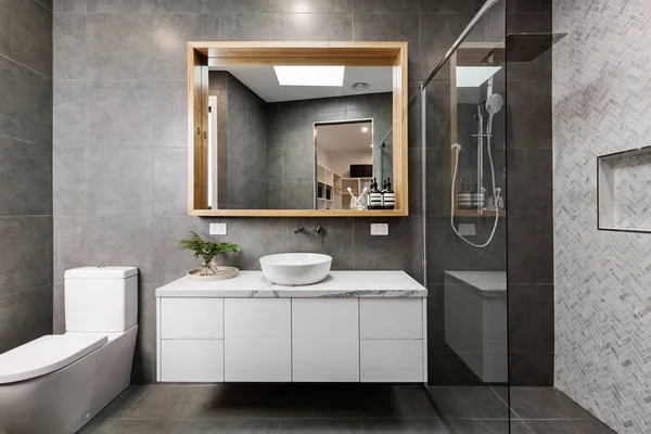 Сучасні дизайнерською ванною кімнатою — стокове фото