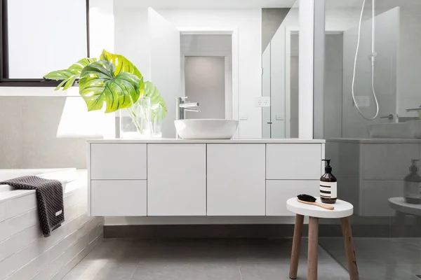 Luxury white family bathroom — Stock Photo, Image