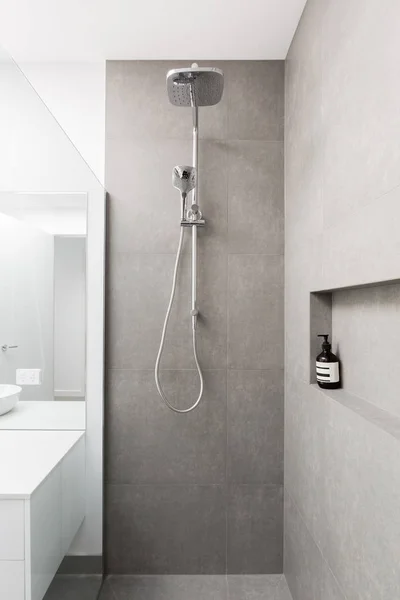 Luxury fully tiled shower — Stockfoto