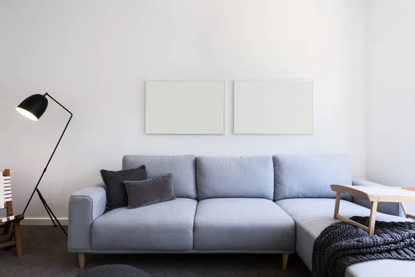 Bleke blauwe linnen sofa in een huiskamer — Stockfoto