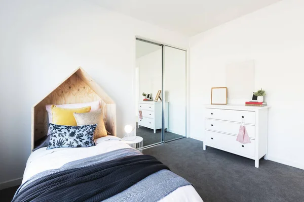 Gorgeous young girl's bedroom — Stock Photo, Image