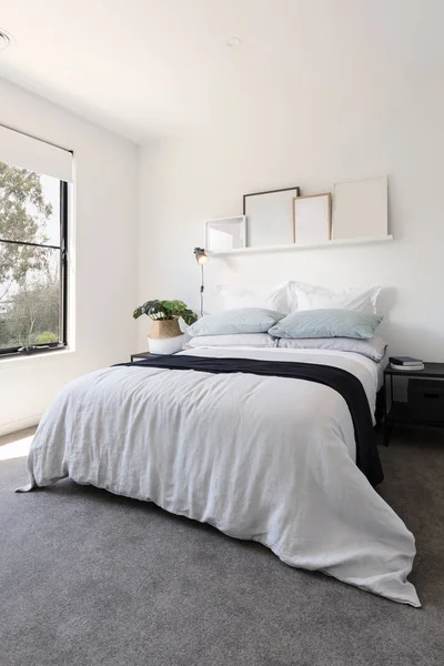 Gorgeous bedroom with luxury linen — Stock Photo, Image