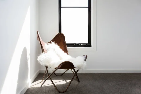 Cadeira ocasional de couro lindo — Fotografia de Stock
