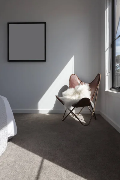 Leren stoel in een master-slaapkamer — Stockfoto