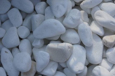 Birkaç beyaz taşın yakın çekimi, ön manzara. 