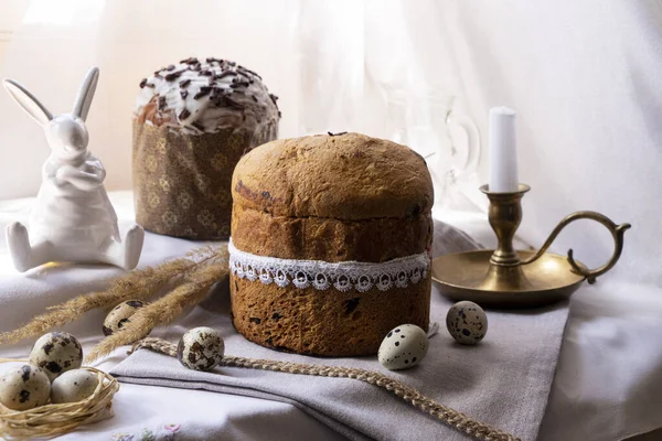 Paskalya pastaları, tavşan ve bıldırcın yumurtaları hafif bir yüzeyde