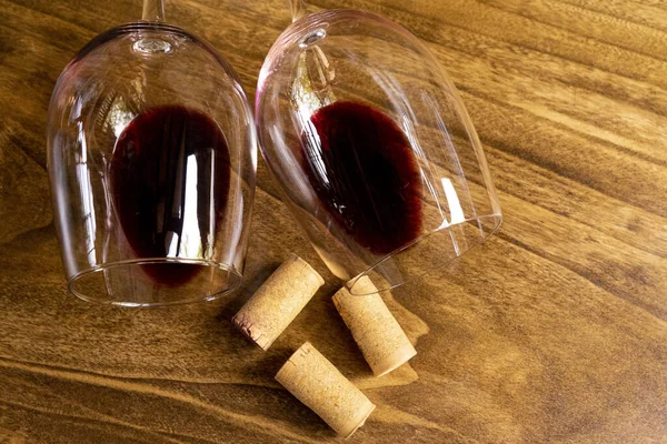 Vino Copas Sobre Una Mesa Madera Tapones Vino — Foto de Stock