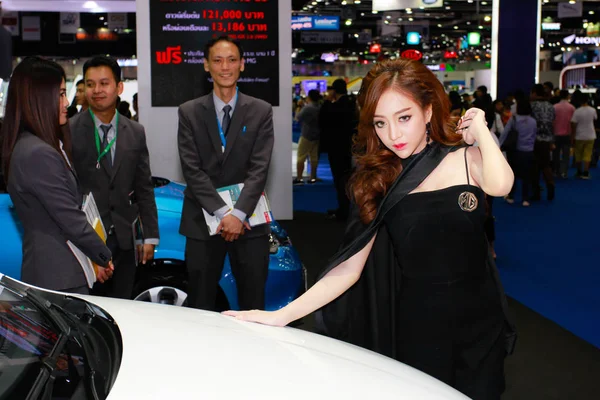 Een niet-geïdentificeerde vrouwelijke presentator pose in Bangkok International Motor Show 2017 — Stockfoto