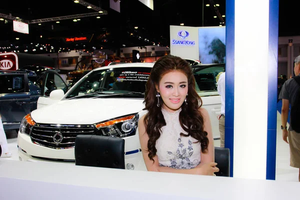 Een niet-geïdentificeerde vrouwelijke presentator pose in Bangkok International Motor Show 2017 — Stockfoto