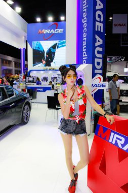 Bangkok Uluslararası Motor Show 2017 bir kimliği belirsiz kadın sunucu poz