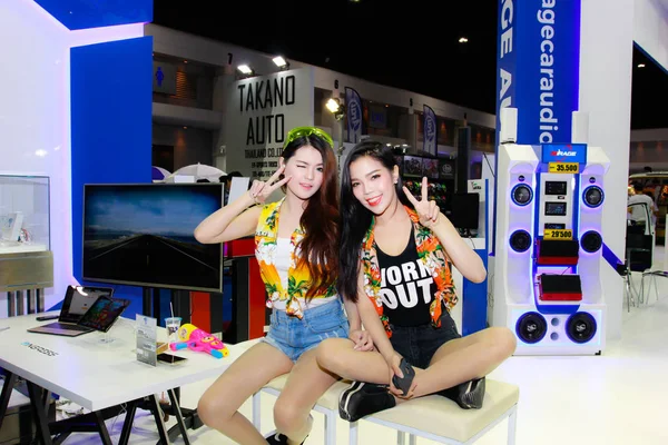 Niezidentyfikowane prezenter kobiece pozy w Bangkok International Motor Show 2017 — Zdjęcie stockowe