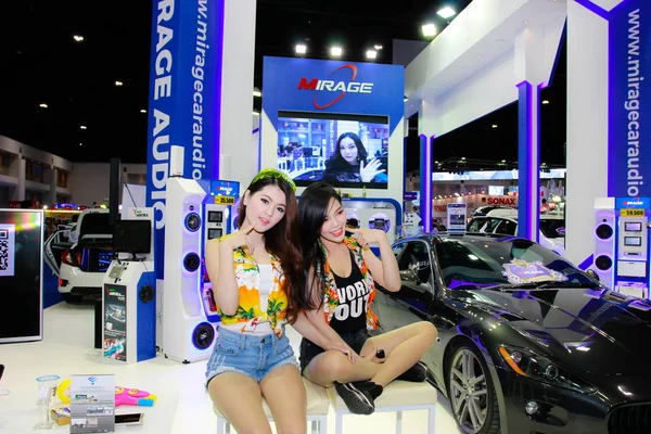 Neidentifikované ženy moderátor pozice v Bangkok International Motor Show 2017 Royalty Free Stock Fotografie