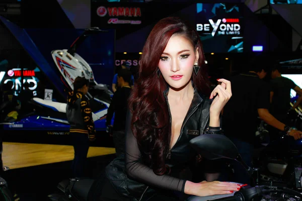 Neidentifikované ženy moderátor pozice v Bangkok International Motor Show 2017 — Stock fotografie