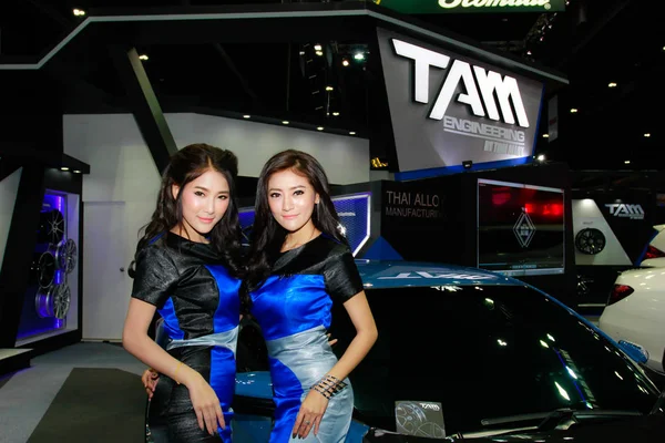 Niezidentyfikowane prezenter kobiece pozy w Bangkok International Motor Show 2017 — Zdjęcie stockowe