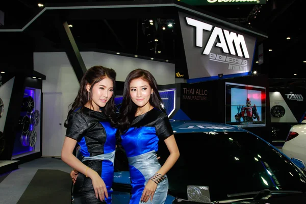 Een niet-geïdentificeerde vrouwelijke presentator pose in Bangkok International Motor Show 2017 — Stockfoto