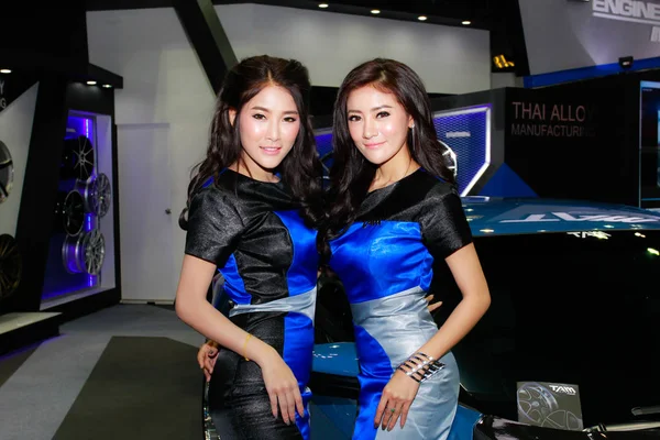 Neidentifikované ženy moderátor pozice v Bangkok International Motor Show 2017 — Stock fotografie