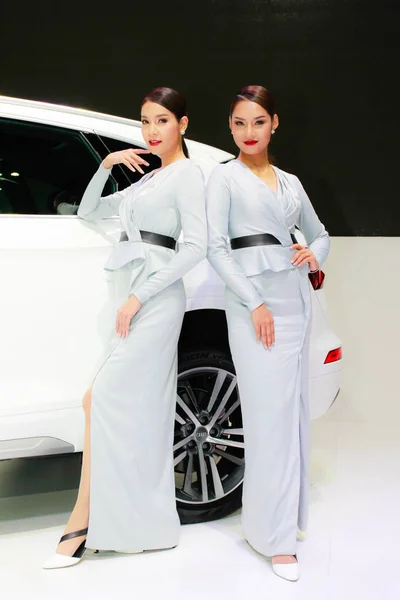 Niezidentyfikowane prezenter kobiece pozy w Bangkok International Motor Show 2017 — Zdjęcie stockowe