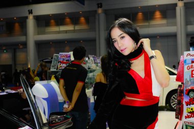 Bangkok Uluslararası Motor Show 2017 bir kimliği belirsiz kadın sunucu poz