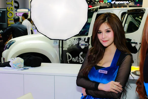 Una pose de presentadora no identificada en el Salón Internacional del Automóvil de Bangkok 2017 —  Fotos de Stock