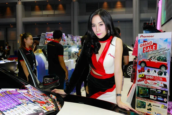 Una pose de presentadora no identificada en el Salón Internacional del Automóvil de Bangkok 2017 —  Fotos de Stock