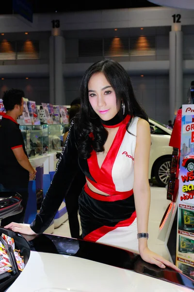 Una pose de presentadora no identificada en el Salón Internacional del Automóvil de Bangkok 2017 —  Fotos de Stock