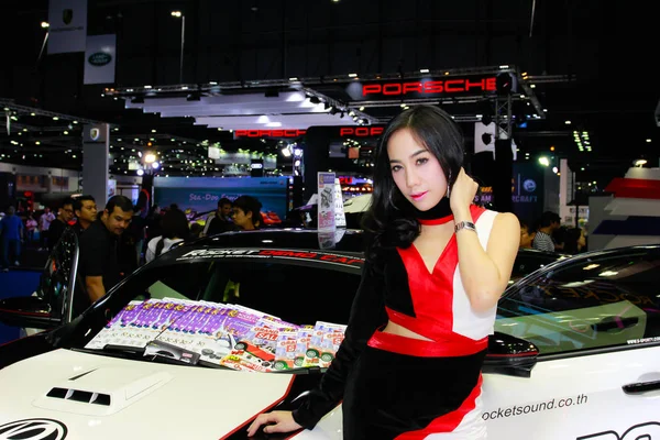 Neidentifikované ženy moderátor pozice v Bangkok International Motor Show 2017 — Stock fotografie