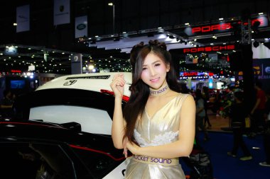Bangkok Uluslararası Motor Show 2017 bir kimliği belirsiz kadın sunucu poz
