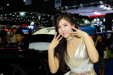 Bangkok Uluslararası Motor Show 2017 bir kimliği belirsiz kadın sunucu poz