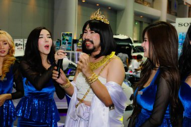 Bangkok Uluslararası Motor Show 2017 bir kimliği belirsiz kadın sunucu poz