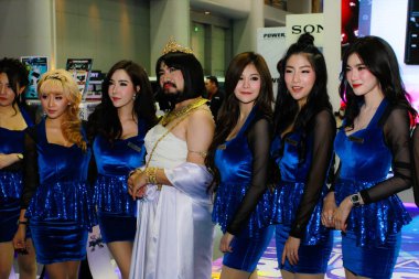 Bangkok Uluslararası Motor Show 2017 bir kimliği belirsiz kadın sunucu poz