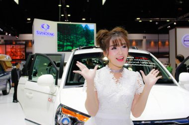 Bangkok Uluslararası Motor Show 2017 bir kimliği belirsiz kadın sunucu poz