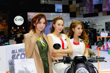 Bangkok Uluslararası Motor Show 2017 bir kimliği belirsiz kadın sunucu poz
