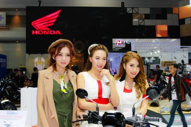 Bangkok Uluslararası Motor Show 2017 bir kimliği belirsiz kadın sunucu poz