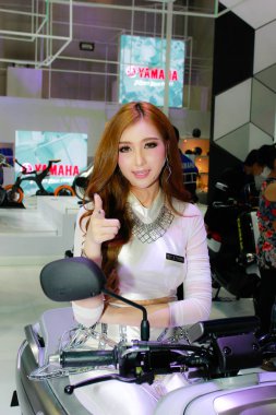 Bangkok Uluslararası Motor Show 2017 bir kimliği belirsiz kadın sunucu poz