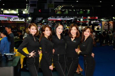 Bangkok Uluslararası Motor Show 2017 bir kimliği belirsiz kadın sunucu poz