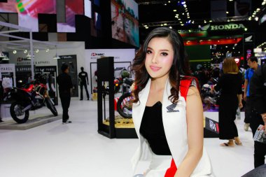 Bangkok Uluslararası Motor Show 2017 bir kimliği belirsiz kadın sunucu poz