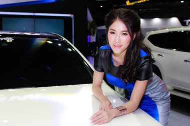Bangkok Uluslararası Motor Show 2017 bir kimliği belirsiz kadın sunucu poz