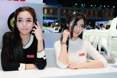Kimliği belirsiz kadın sunucu poz Tayland cep Expo 2014 yılında