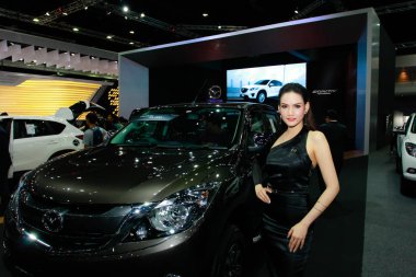 Kimliği belirsiz kadın sunucu poz Tayland cep Expo 2014 yılında