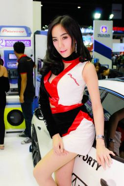 Kimliği belirsiz kadın sunucu poz Tayland cep Expo 2014 yılında