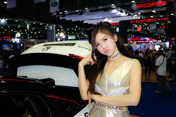 En oidentifierad kvinnliga programledare pose i Bangkok International Motor Visa 2017 — Stockfoto