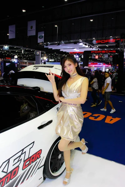 Neidentifikované ženy moderátor pozice v Bangkok International Motor Show 2017 — Stock fotografie