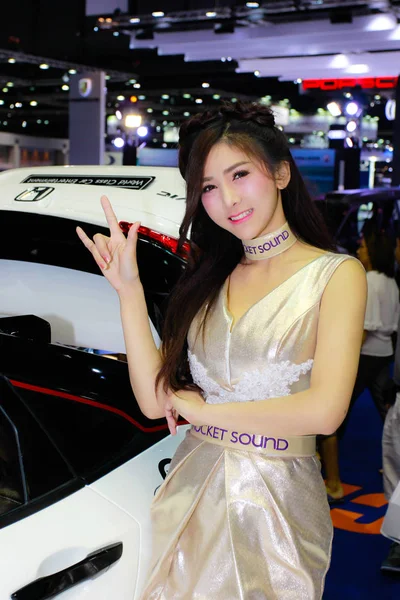Egy ismeretlen női műsorvezető jelentenek Bangkok nemzetközi Motor Show 2017-ben — Stock Fotó