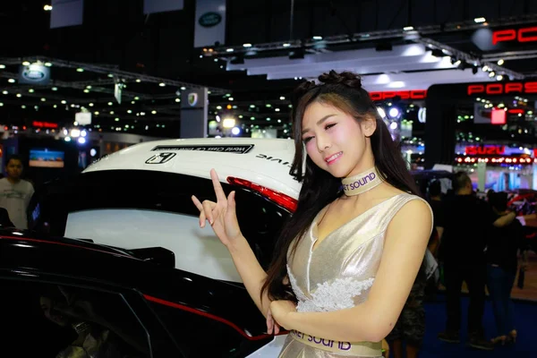 Een niet-geïdentificeerde vrouwelijke presentator pose in Bangkok International Motor Show 2017 — Stockfoto
