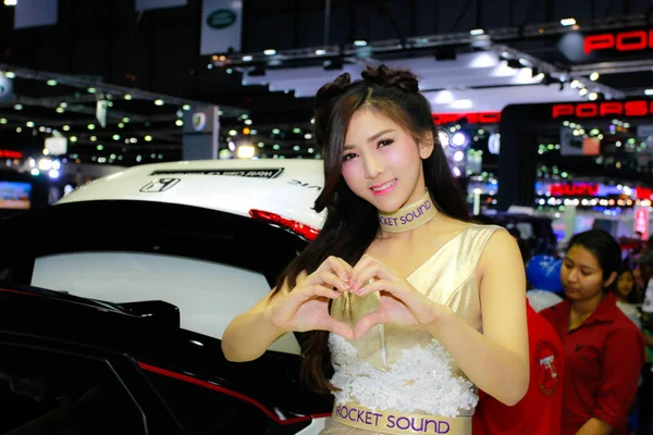 Uma apresentadora feminina não identificada posar em Bangkok International Motor Show 2017 — Fotografia de Stock